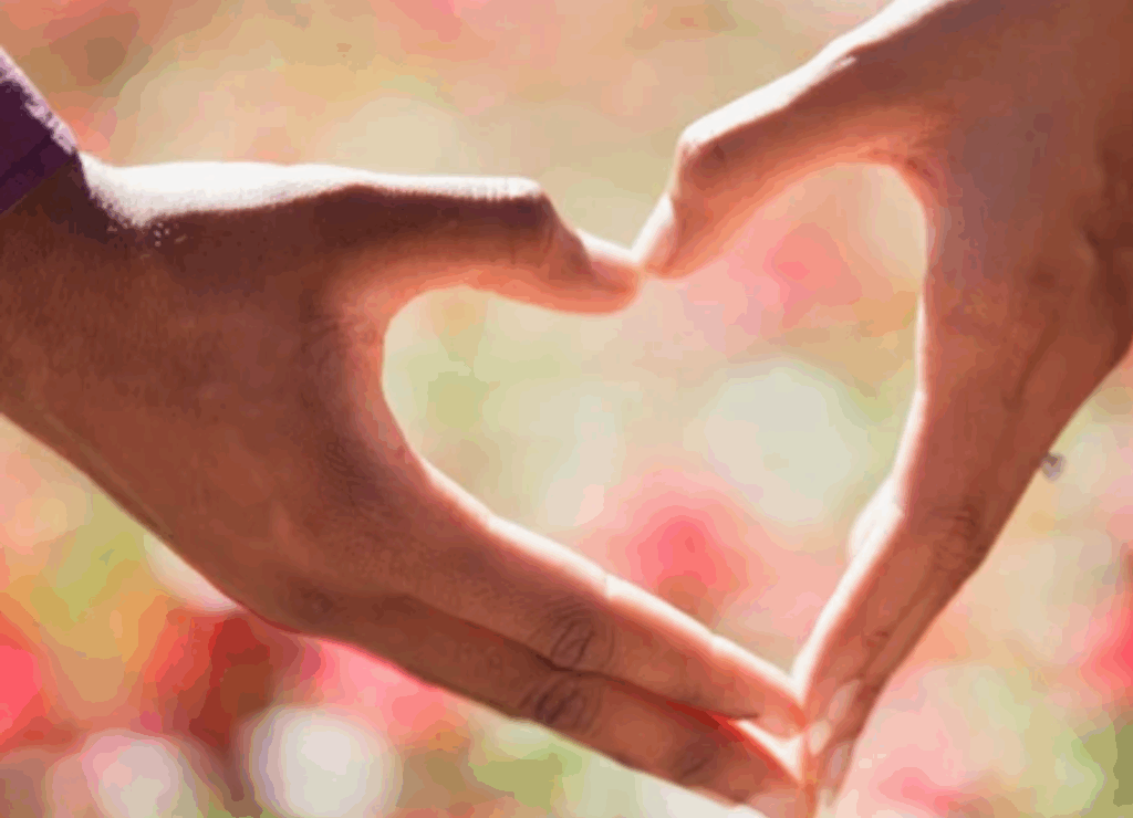Manos formando un corazón como símbolo de relaciones sentimentales investigadas
