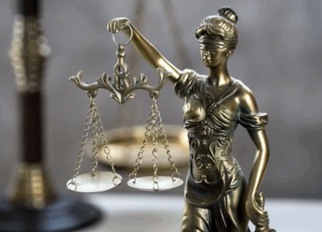 Estatua de la justicia como símbolo legal para contratar un detective privado en la empresa