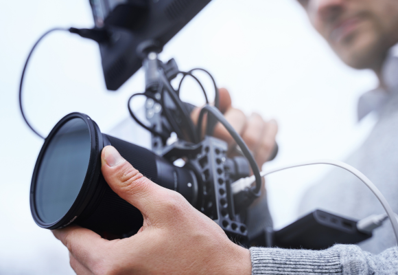 Operador de cámara grabando para el programa QMC de ETB2 con participación de Investigaciones Nor