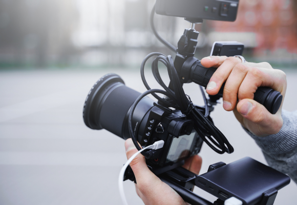 Cámara profesional durante la grabación del programa Sin Ir Más Lejos de ETB2 con participación de Investigaciones Nor