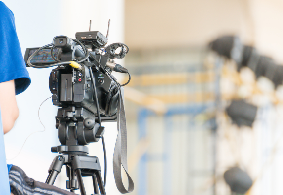 Cámara de televisión en rodaje del programa Sin Ir Más Lejos de ETB2 con participación de Investigaciones Nor