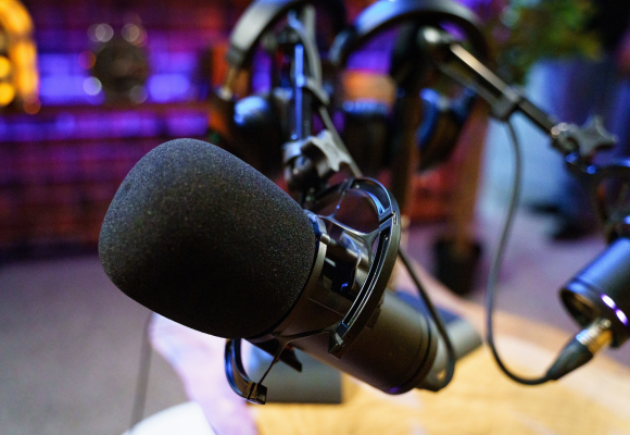 Micrófono en estudio de radio durante entrevista de Investigaciones Nor con Itziar Alduntzin en Onda Vasca