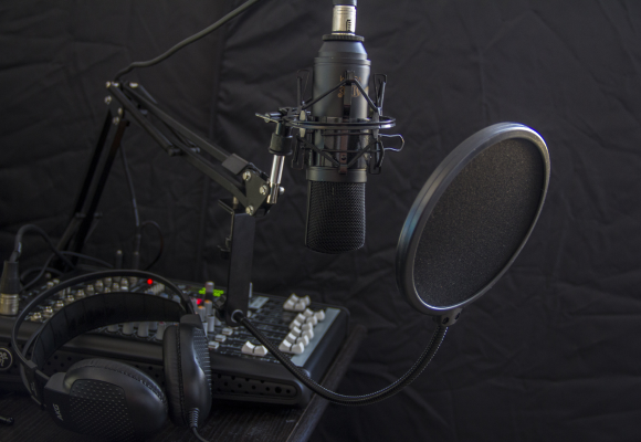 Micrófono y mesa de control en estudio representando la intervención de Investigaciones Nor en Boulevard Magazine de Radio Euskadi